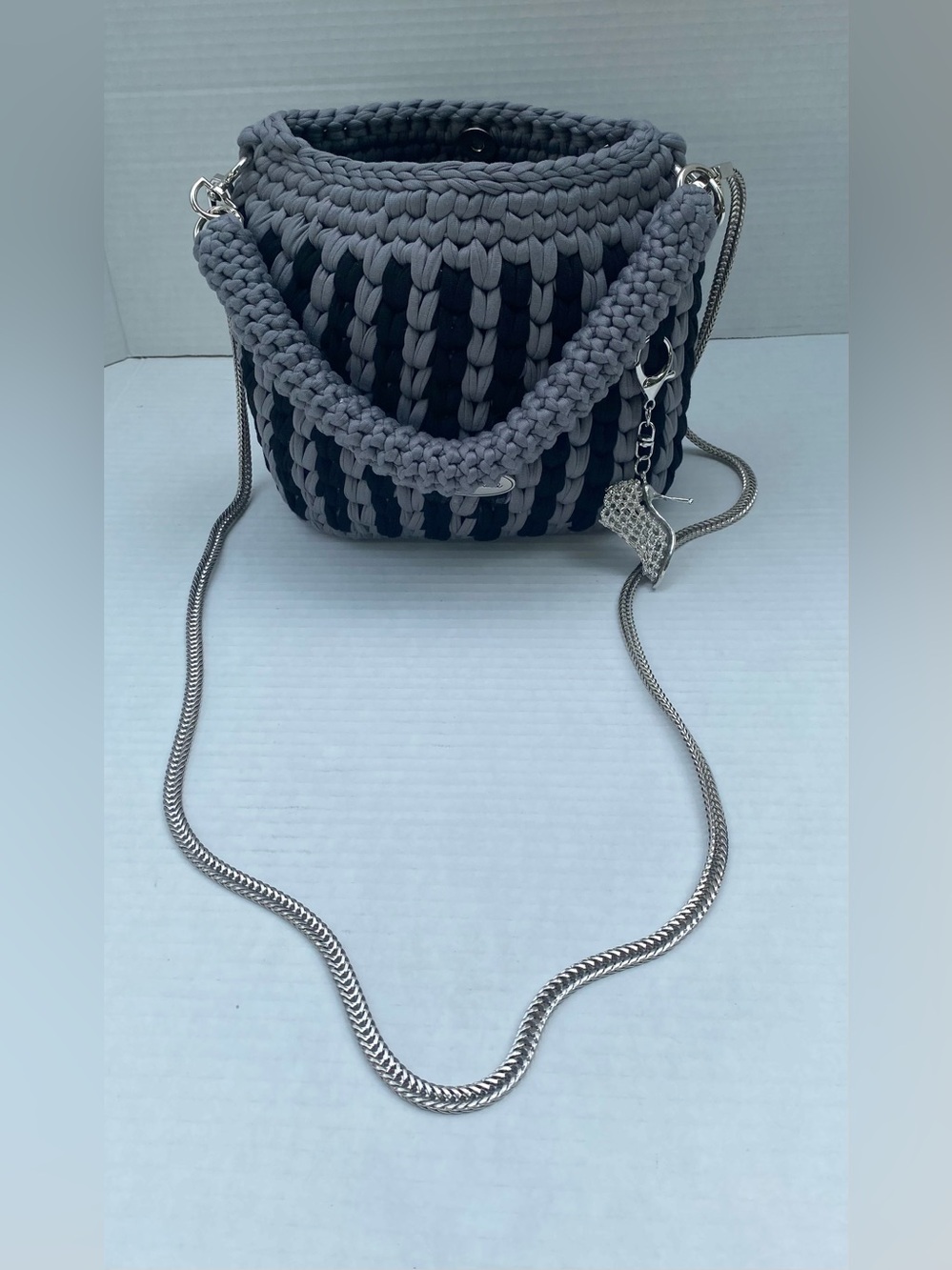Handmade Woven Crossbody Bag - Black & Gray with Silver Chain🩶🖤 - Picture 4 of 12